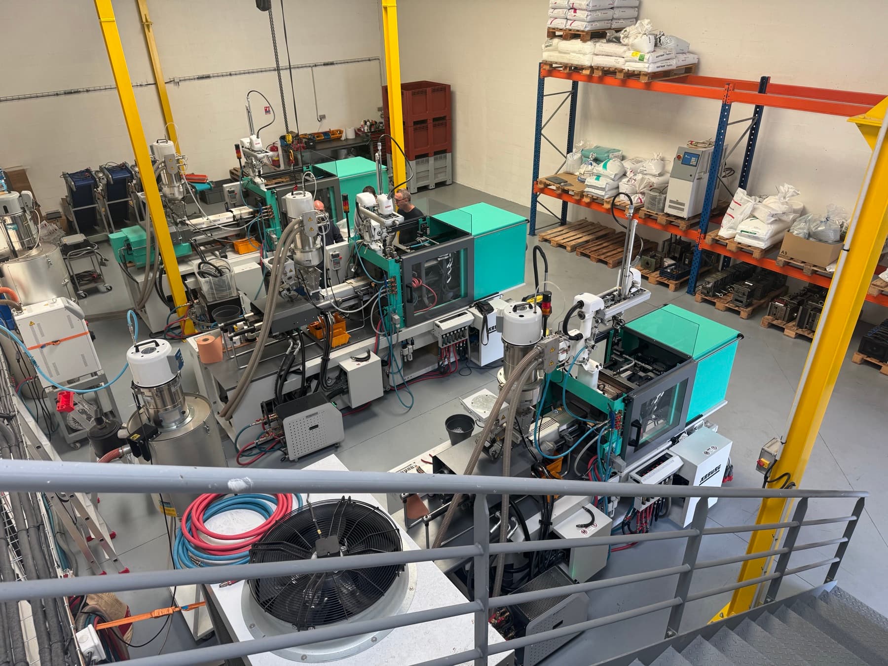 Vue d’ensemble de l’atelier CF Injection et de ses presses à injection