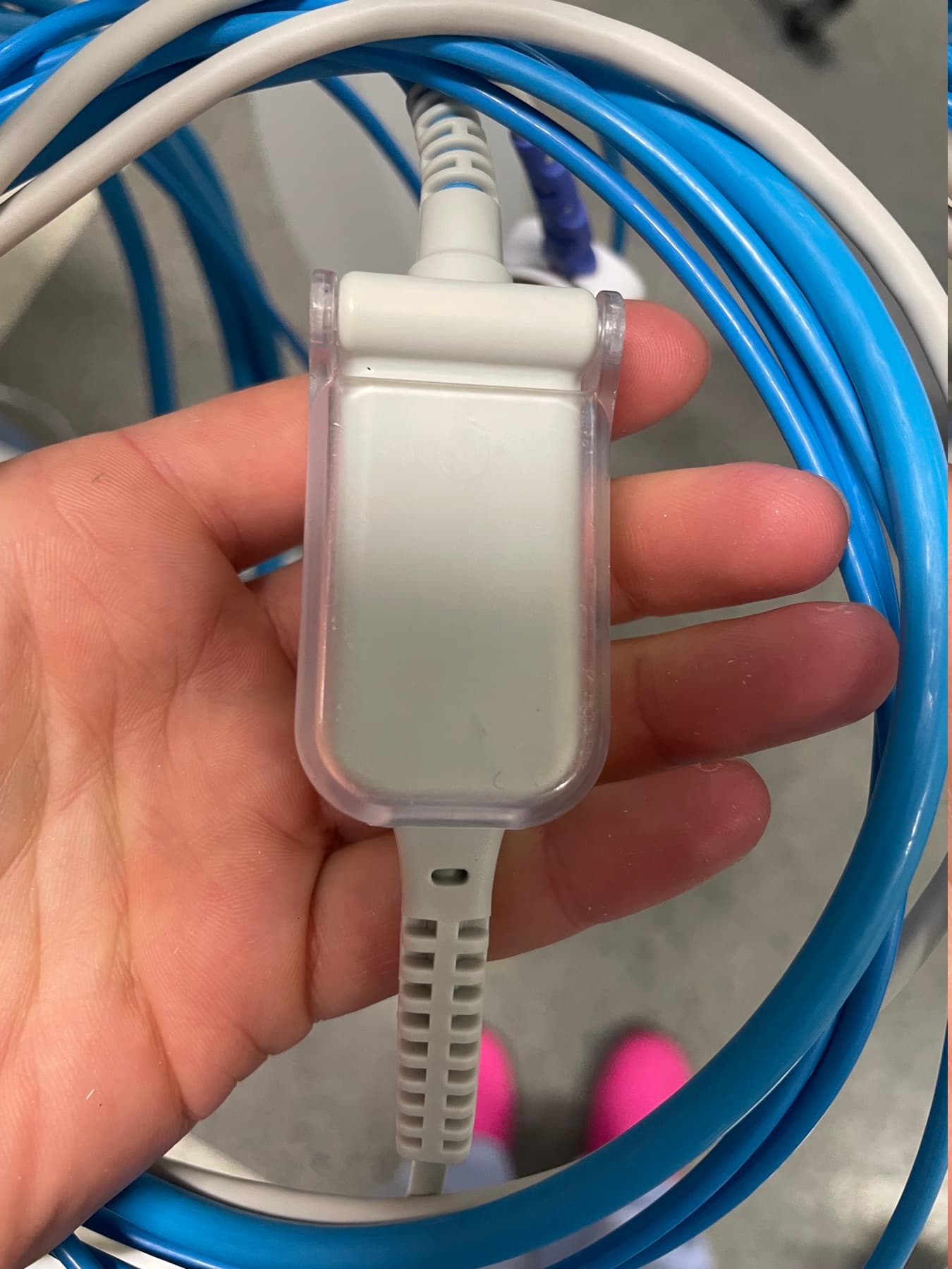 Connecteur médical plastique blanc relié à un câble