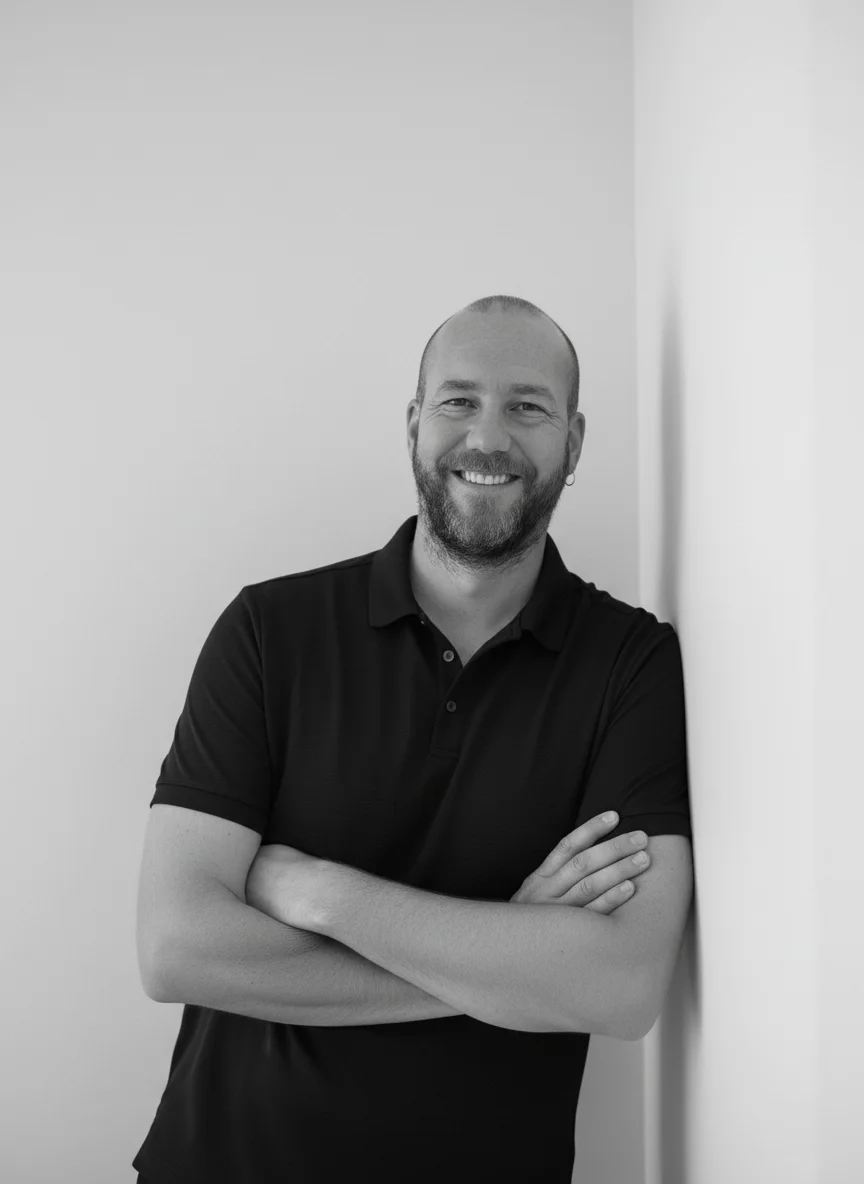 Portrait de Sébastien Fouquet, bras croisés, adossé à un mur clair