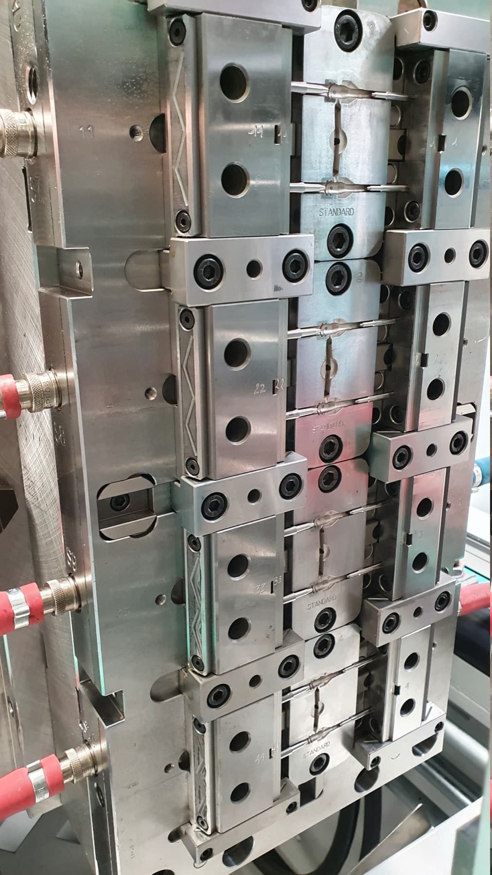 Moule d’injection multi-empreintes en gros plan