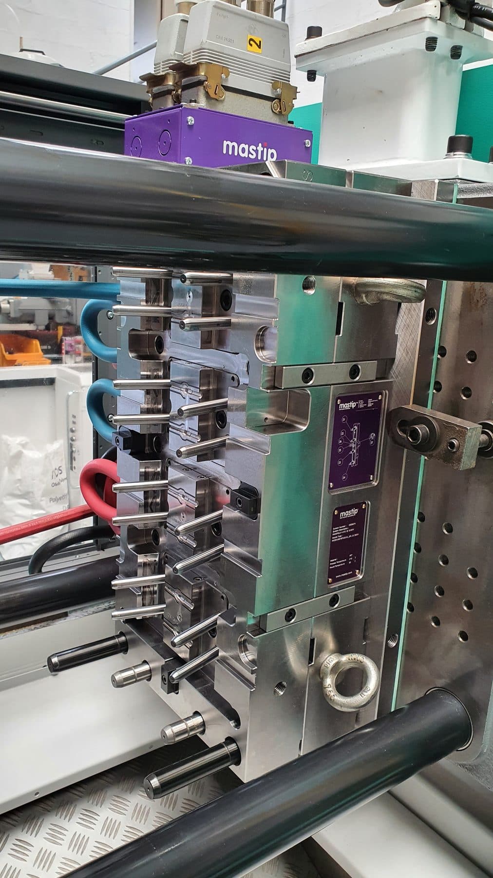 Moule d’injection ouvert dans une presse de l’atelier CF Injection